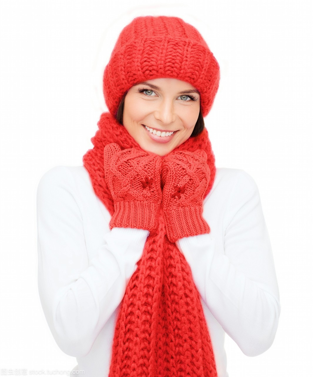 幸福,寒假,圣诞节和人们的概念——微笑的年轻女子戴着红帽子,围巾和手套在白色的背景